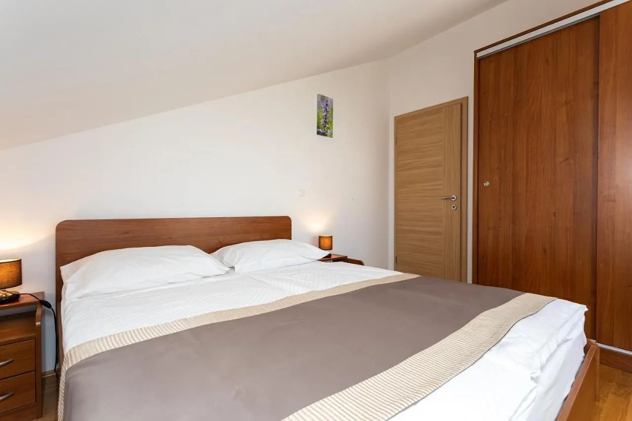 Apartments Crnekovic Baska  باشْكا